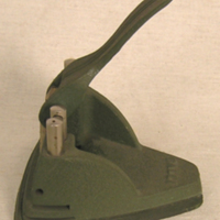 SLM 32609 - Grågrönt hålslag av järn med triangulär bottenplatta av gummi