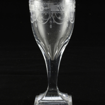 SLM 2415 - Glas på fot, äggformad kupa med slipad dekor, fyrkantig fot, från Nyköping