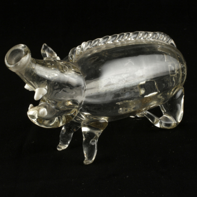 SLM 3330 - Brännvinsflaska av glas, i form av ett svin