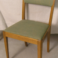SLM 32719 1-2 - Två stolar av ek med stoppad sits och rygg, från Försäkringskassan i Nyköping