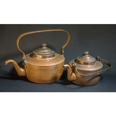 SLM 13904 1-2 - Två kaffepannor av koppar, flat botten, troligen 1900-talets förra hälft
