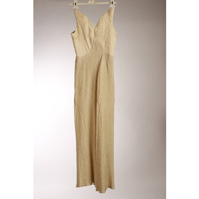 SLM 12146 - Vit lång sidenklänning med smala axelband, fodrat liv, 1930-tal