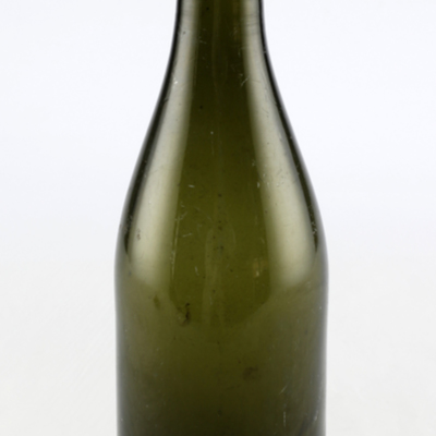 SLM 25614 - Flaska av grönt glas, märkt 