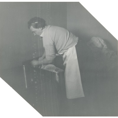 SLM P2022-0334 - Eivor Gemzell tvättar, 1950-tal