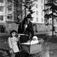 SLM P07-2603 - Lisbeth Andersson (1906-1984) med barnen Chris och Kurt i Helsingfors, 1935-36