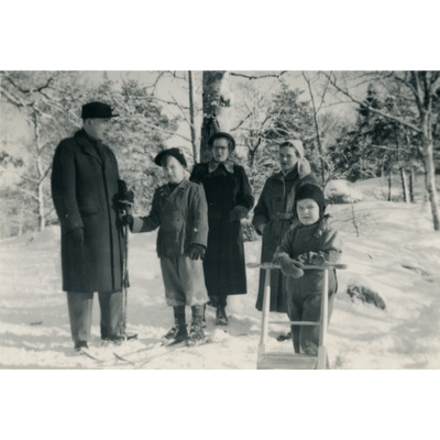SLM P2022-1063 - Familjen Tandefelt och Gertrud Höglund i snön