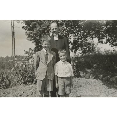 SLM P2022-1340 - Porträtt av en präst och två pojkar