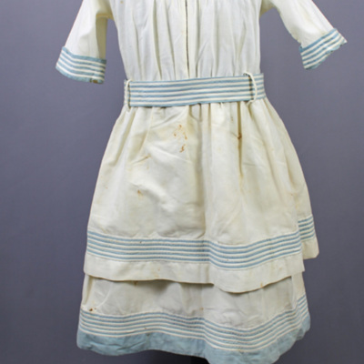 SLM 28278 - Flickklänning av vit bomull med ljusblå dekorationsband, från Ökna i Floda socken