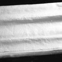 SLM 7601 - Dräktdelar från klänning av vitt siden, med broderier av silke i vitt