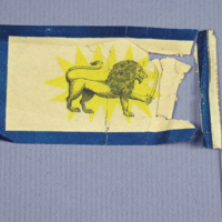 SLM 12316 2 - Julgransprydnad, pappersflagga med lejon, sabel och sol, tidigare iransk vapenbild