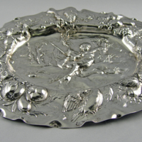 SLM 11336 - Presenterfat i silver med ciselerad och driven dekor, tillverkad 1697 av Henning Petri, silversmed i Nyköping