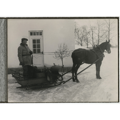 SLM P2021-0038 1-2 - Foto, man med släde och häst, från konstnär Bodil Güntzel (1903-1998)