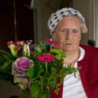 SLM D2015-608 - Ingeborg fyller 92 år, med rullar i håret, 2013