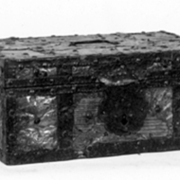 SLM 8968 - Skrin av trä klätt med bronsbleck, från Trosa.