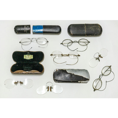 SLM 59081 1-11 - Glasögon, pincenéer och glasögonfodral från Strängnäs