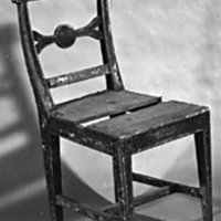 SLM 3442 - Stol med horisontell profilerad ryggslå, från Röktorp i Kila socken
