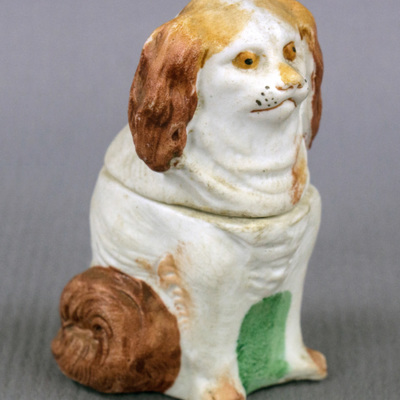 SLM 8187 - Prydnadsask av porslin i form av en hund