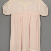 SLM 27454 - Flickklänning av rosa syntet med vita broderier