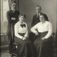 SLM P08-2187 - Porträttfoto av fyra ungdomar