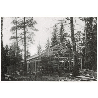 SLM P2020-0413 - Träbyggnaden Vakten byggs, Solbacka Läroverk i Stjärnhov, 1936