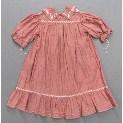 SLM 52389 - Flickklänning av rött bomulltyg prydd med vita broderier, Tidigt 1900-tal