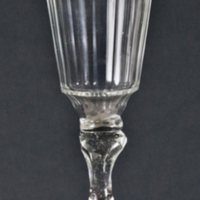 SLM 2454 - Glas på fot, slipad konande kupa och ben, spår av förgyllning