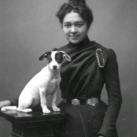 SLM M033895 - Porträtt av en kvinna och en hund.