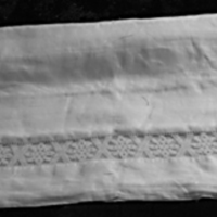 SLM 25016 - Överlakan av vitt linne, handsytt, spets, från Lindö i Runtuna