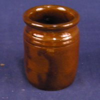 SLM 24884 - Lite burk av glaserat lergods sålt som souvenir