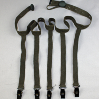 SLM 11152 - Kjolupphållare, ett midjeband och fem nedhängande band med metallklämmor