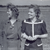 SLM P10-861 - Palaemona (Mona) Mörner till höger med syster?. ca 1940-tal