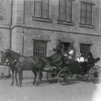 SLM M034123 - En häst och vagn med tre kvinnor utanför en byggnad.
