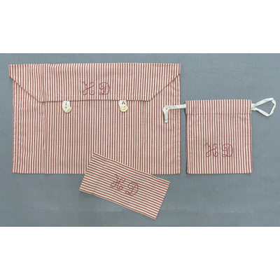 SLM 52786, 52787, 52791 - Tre exempel på syslöjd, kuvertfodral, kulpåse och lapp med monogram