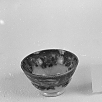 SLM 10102 - Kopp utan öra, med blomstergirland, 1800-tal