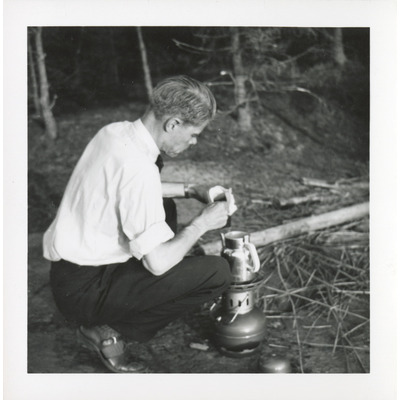 SLM P2020-0731 - Solbackalärare Harry Berger kokar kaffe på en picknick vid Kyrksjön i Stjärnhov, 1950-tal