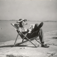 SLM P2013-1876 - Roland Ahlberg i en solstol på en ö, 1940-tal