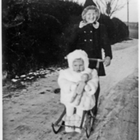 SLM P08-005 - Christina och Soili år 1945