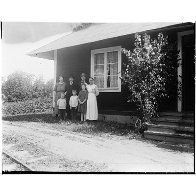 SLM X01-29 - Familjeporträtt framför bostadshus