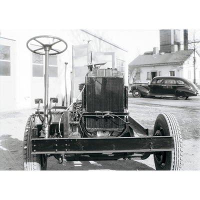 SLM RKu-0571 - Traktor vid ANA:s bilhall i Nyköping ca 1939