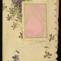 SLM 12115 1 - Bokomslag av vitt skinn, målade violer