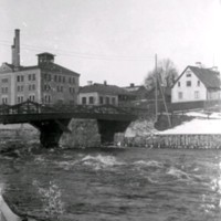 SLM M033966 - Nyköpingsån med bryggeriet i bakgrunden, år 1894