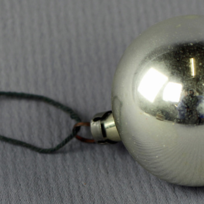 SLM 30191 - Julgranspynt av glas, silverfärgad glaskula