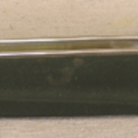 SLM 32652 - Grönmålad, strömlinjeformad och skårad brevsprättare av metall