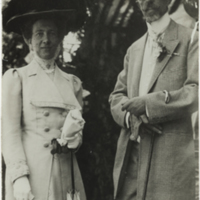 SLM P07-2444 - Kung Gustaf V och drottning Victoria på marknaden vid Schedewij år 1909