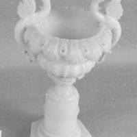 SLM 5250 - Hög vas på fot, tillverkad av alabaster, rikt utskuren, 1800-talets första hälft