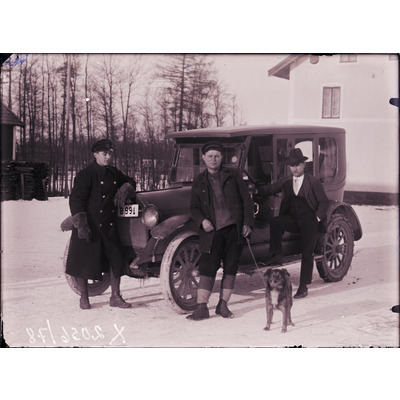 SLM X2056-78 - Tre män och en hund vid en bil