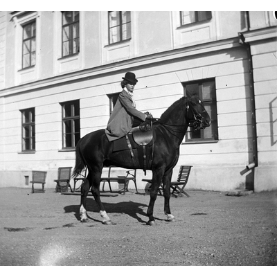 SLM Ö584 - Helene Åkerhielm till häst, 1900-tal