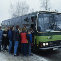 SLM SB13-736 - Ungdomar kliver på en buss till Julita