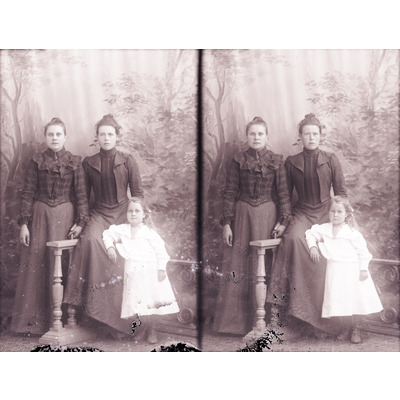 SLM X954-78 - Anna Johansson med två andra flickor, 1901
