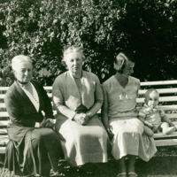 SLM P08-1993 - Hildegard Indebetou med sin mamma Clara Aspelin, dottern Charlotte Helmer och barnbarnet Bo, ca 1934